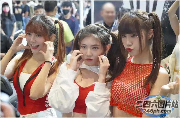 三名身穿红白相间礼服的亚裔女性正在用手机通话