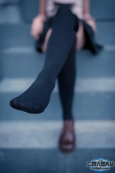 坐在台阶上的女人的双腿