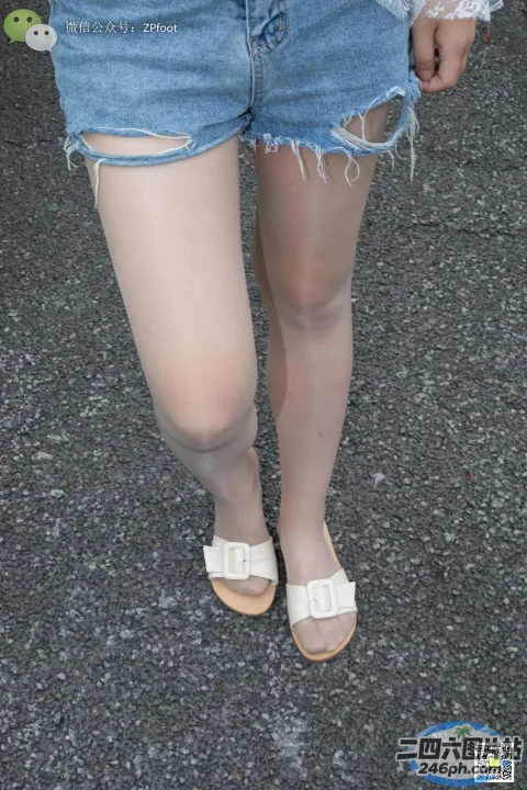 有一个穿着白色衬衫和蓝色短裤的女人
