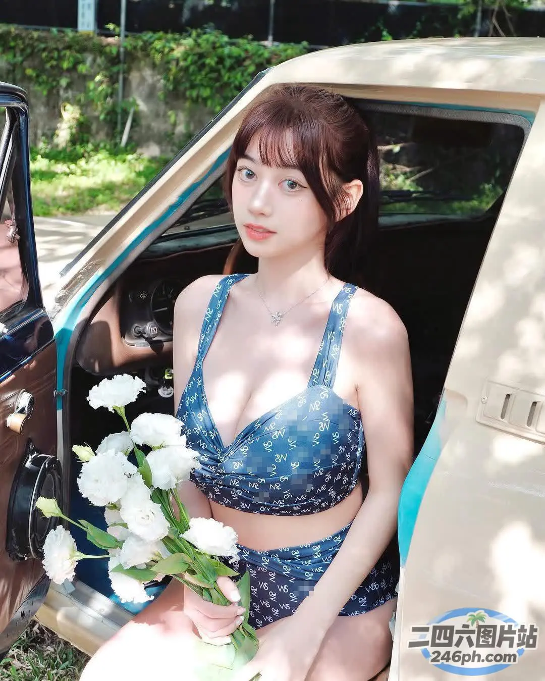 穿着比基尼的 araffe 女人坐在车里，车里放着鲜花