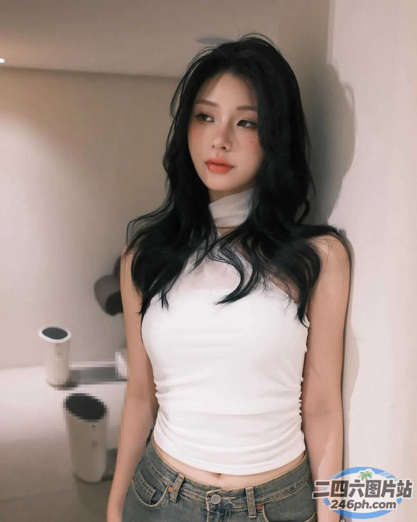 一个穿着白衬衫和牛仔裤的女人的特写