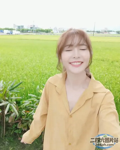 站在田野里的穿着黄色衬衫的阿拉夫德女人