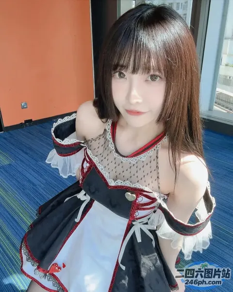 有一位身穿女仆装的年轻女子摆姿势拍照