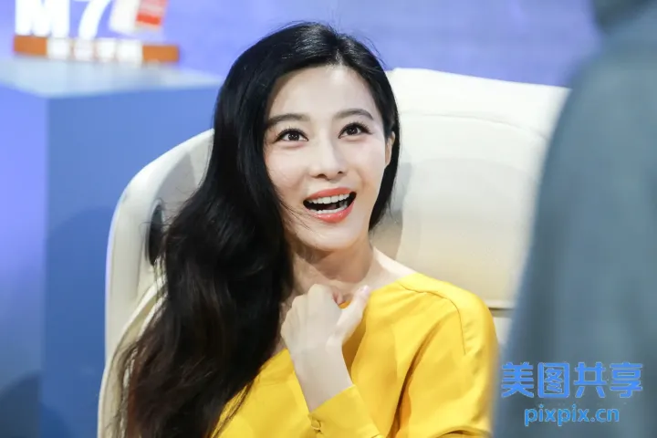 坐在椅子上的乌黑长发的阿拉菲女人
