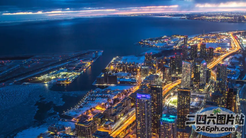 有河流和桥梁的城市夜景