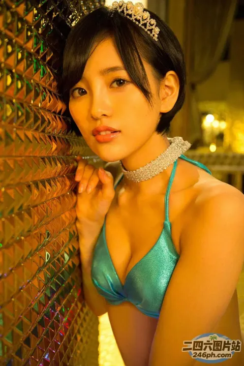 一位身穿蓝色比基尼的女子摆姿势拍照的特写