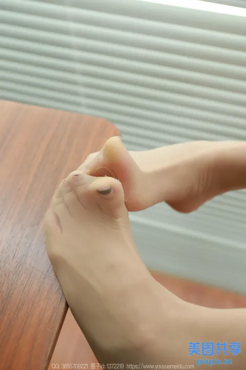 有人在桌子上手上拿着一块食物
