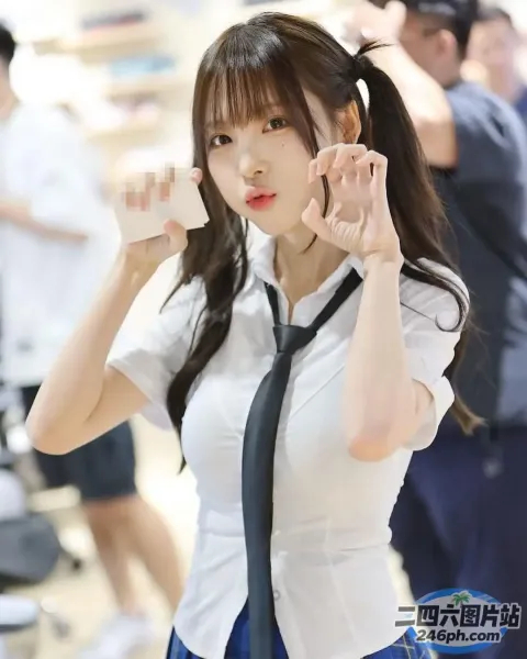 有个身穿校服的女人摆姿势拍照