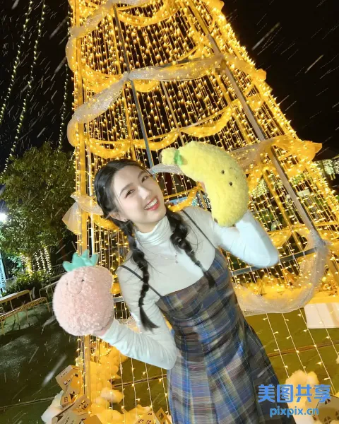 有一个女人拿着一个毛绒玩具和一个毛绒玩具