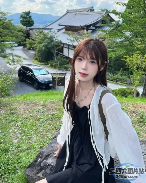 坐在建筑物前岩石上的阿拉夫德女人