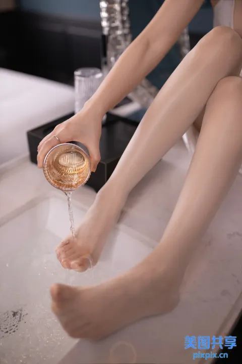 有人坐在床上，端着一杯水