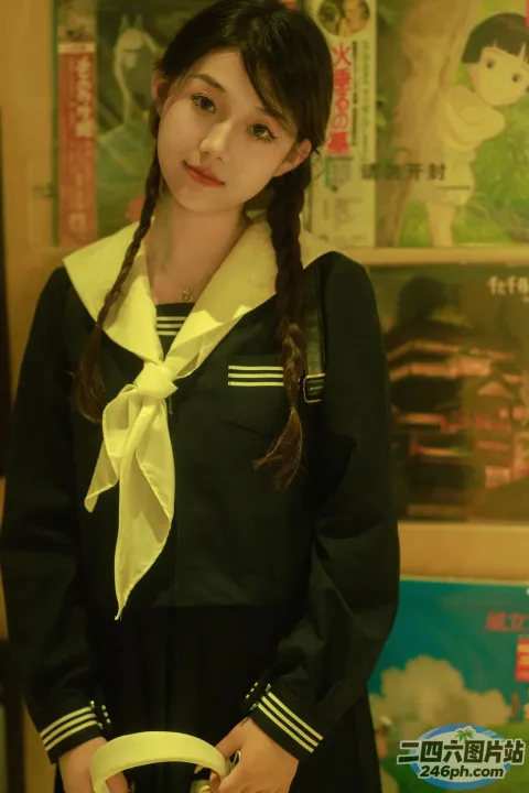 身穿制服的 arafed 亚洲女性在墙前举着一个白盘子