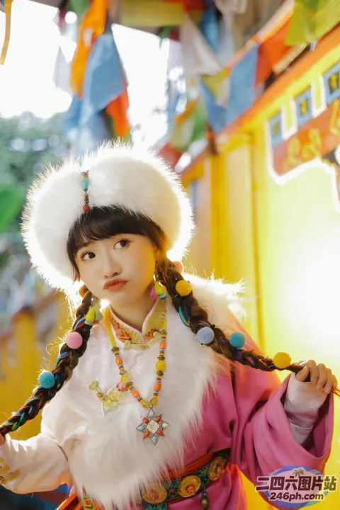阿拉菲身着传统服饰，手里拿着一根棍子