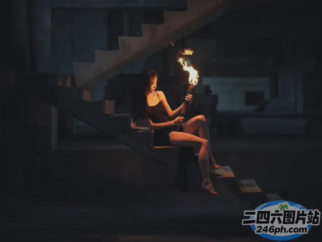 楼梯上坐着一个女人，上面点着火