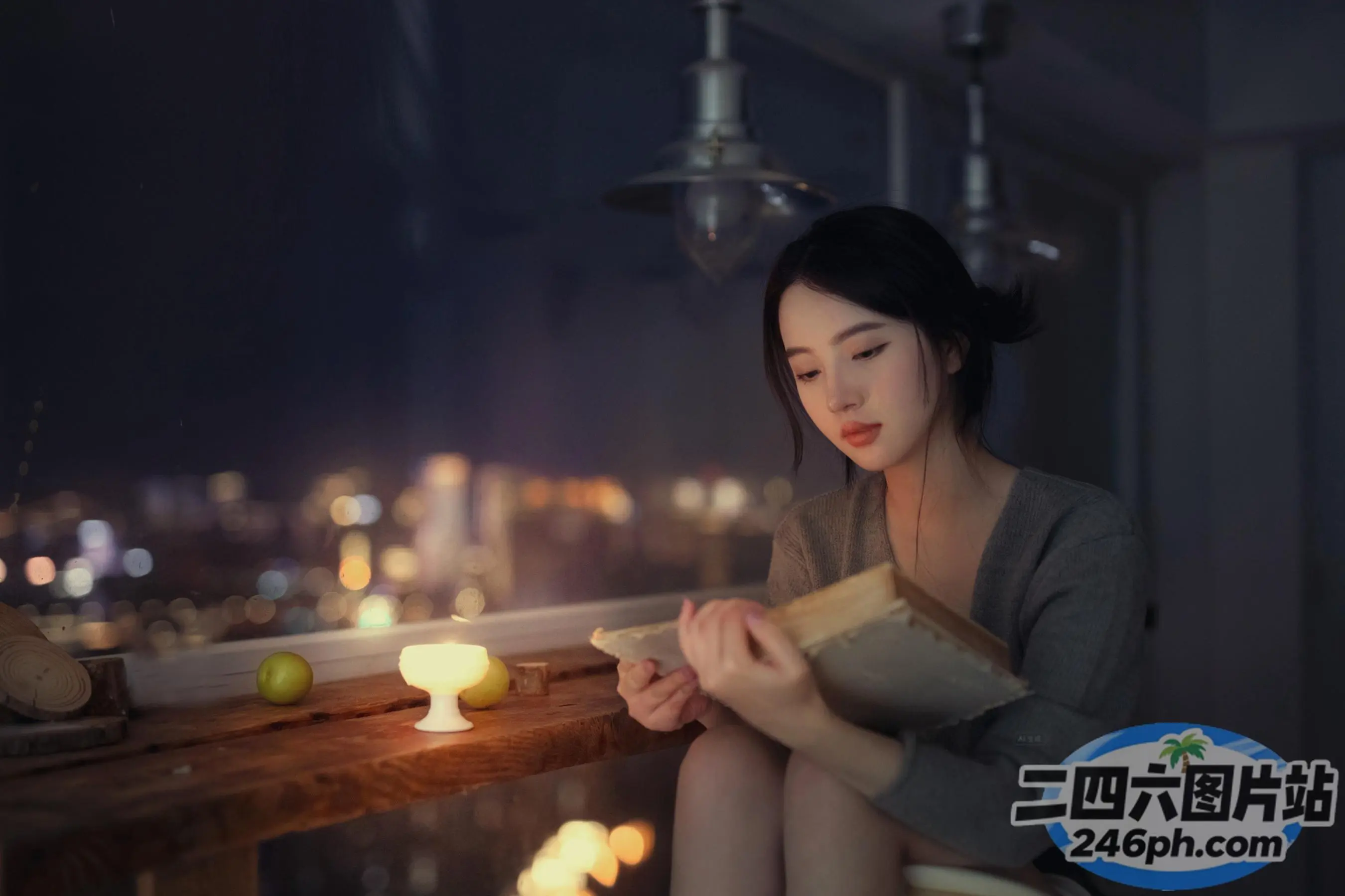 晚上坐在阳台上看书的女人