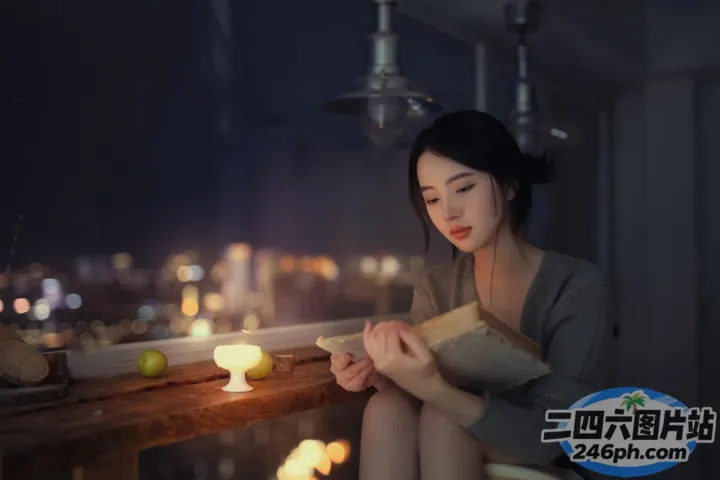 晚上坐在阳台上看书的女人