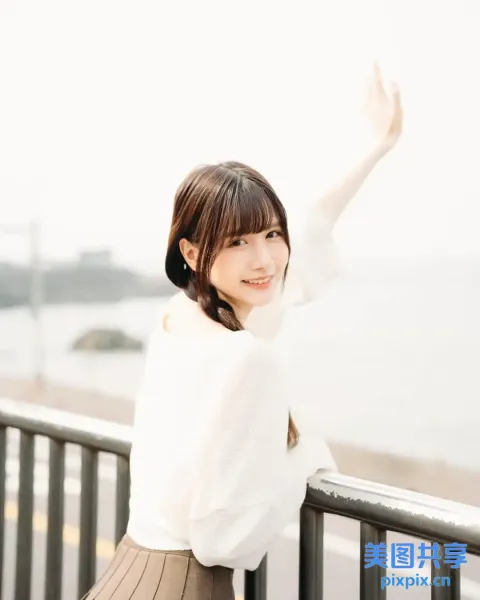 身穿白衬衫和棕色裙子的 arafed 女子合影留念
