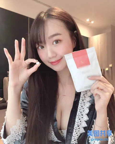 有个女人手里拿着避孕套