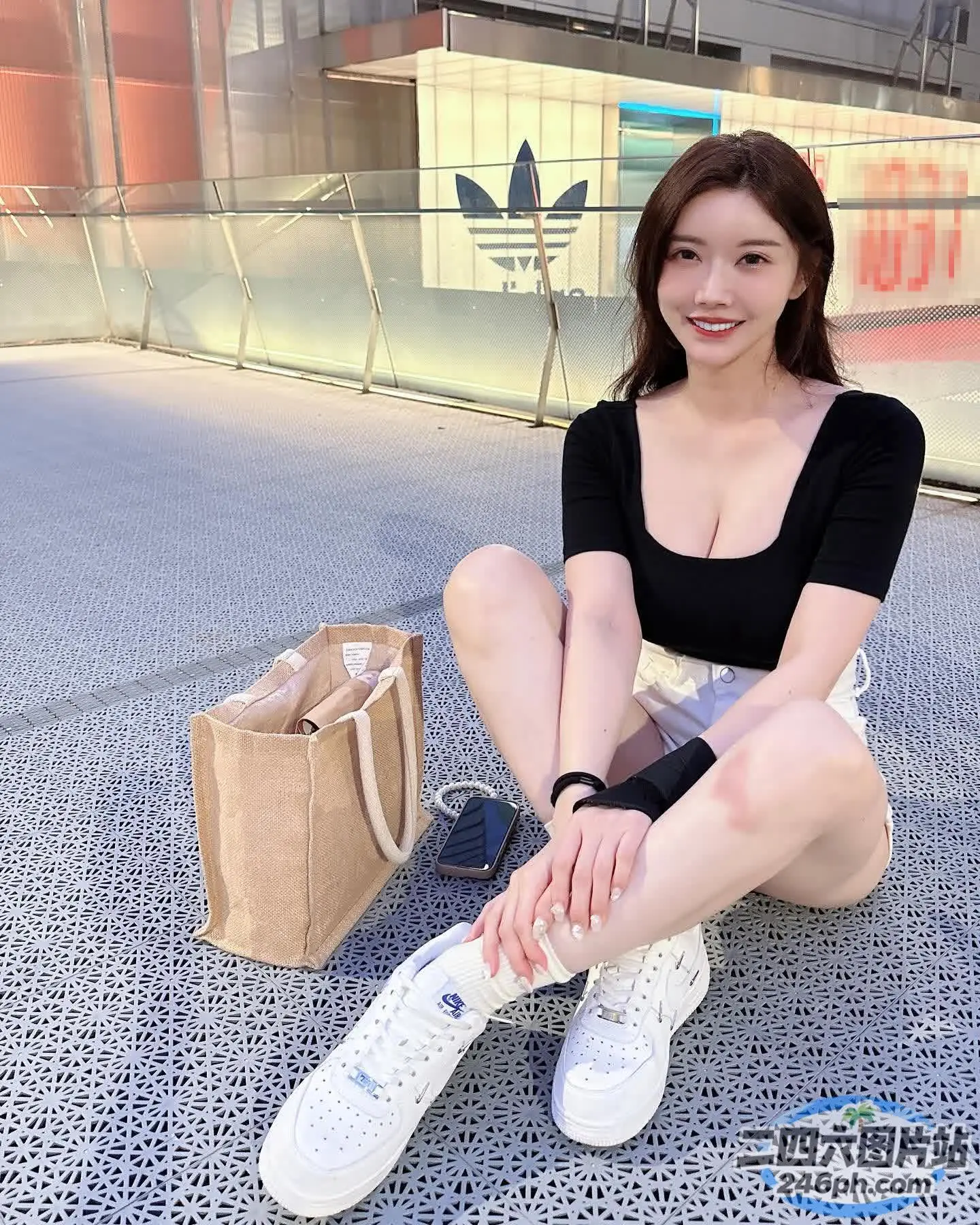阿拉菲女子双叉坐在地上