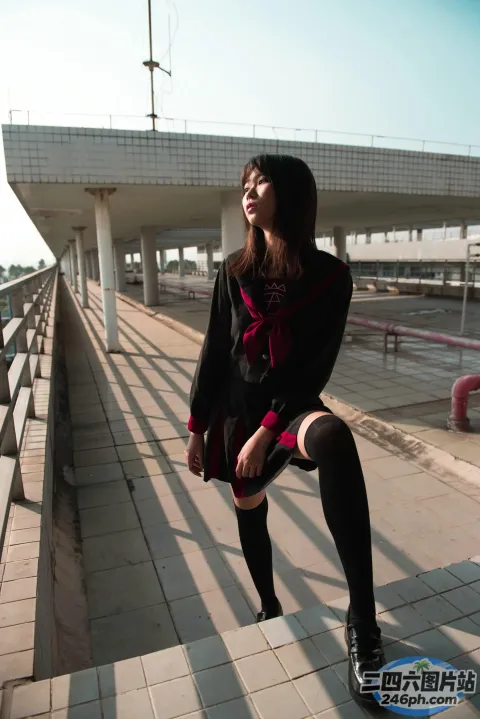 坐在停车场窗台上的 Araffe 女子