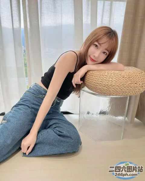 一名女子盘腿坐在地板上