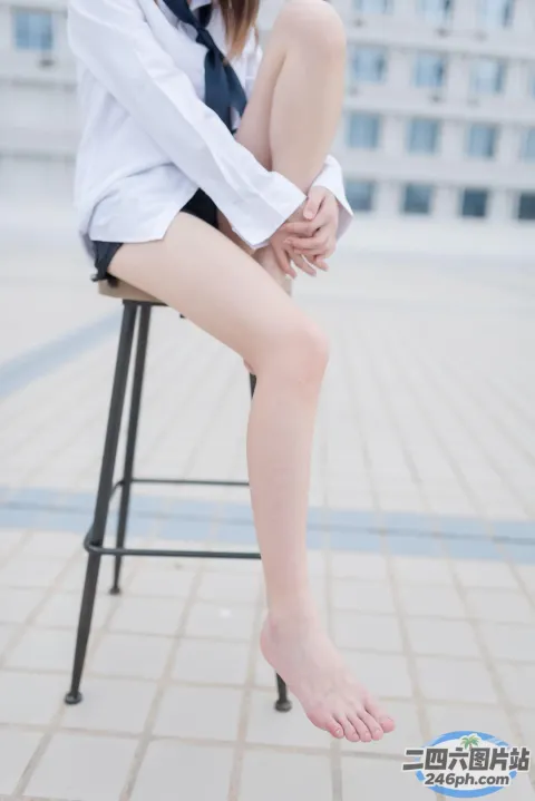 有个女人坐在椅子上，双腿交叉