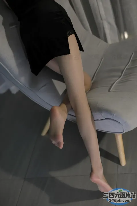 有个女人坐在椅子上，双腿交叉