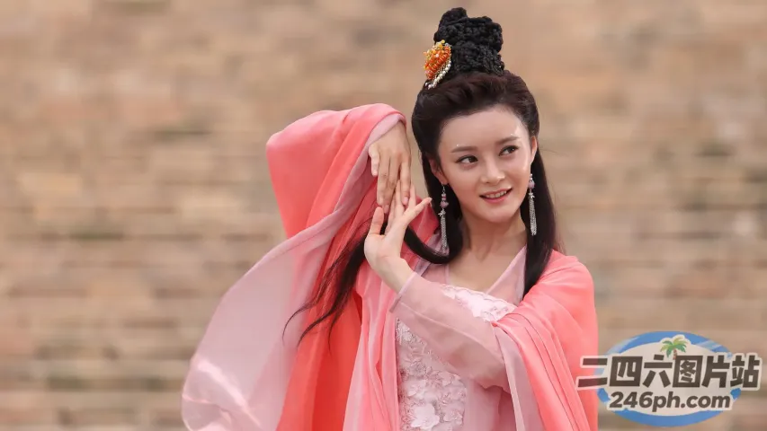 阿拉菲女人穿着粉红色连衣裙，披着粉红色披肩
