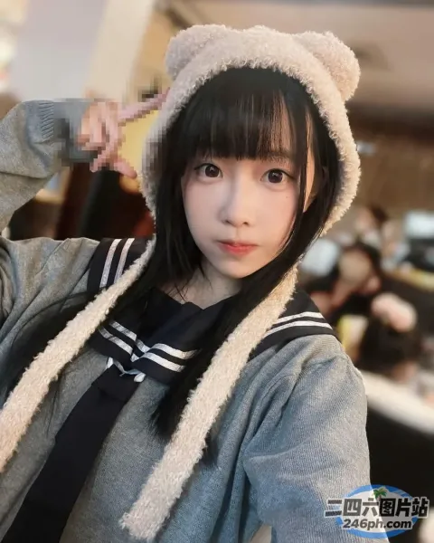 有个女人戴着帽子，穿着夹克