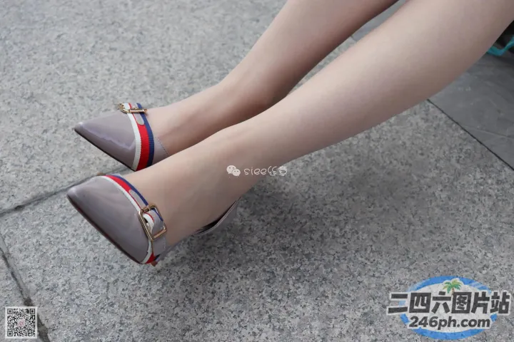 有人穿着一双带有红色、白色和蓝色带子的鞋子