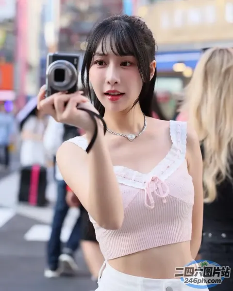 一个女人用相机拍照的特写