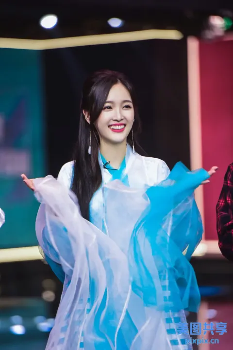 身穿蓝色连衣裙和白色连衣裙的阿拉夫女人