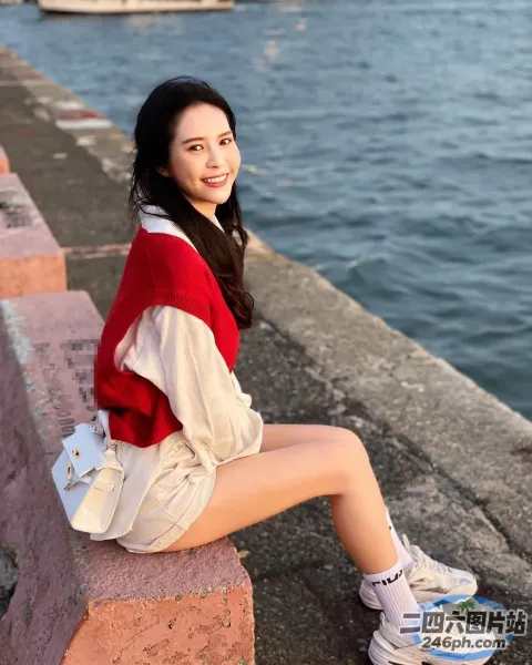 坐在水边墙上的阿拉夫德女人