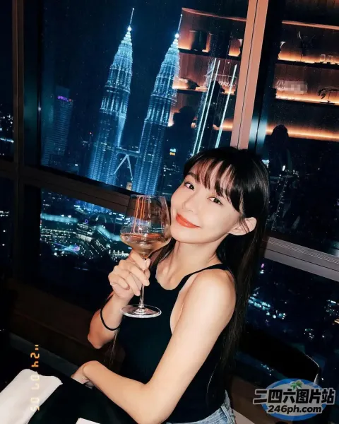 阿拉菲女人坐在桌子旁，窗前放着一杯酒