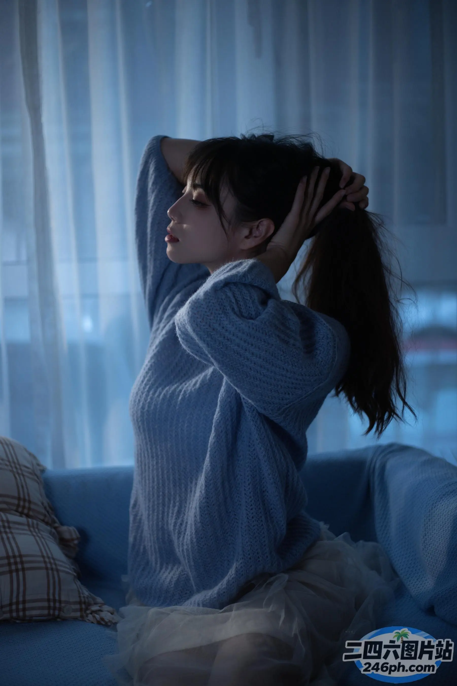 阿拉夫德女人坐在沙发上，双手抱头