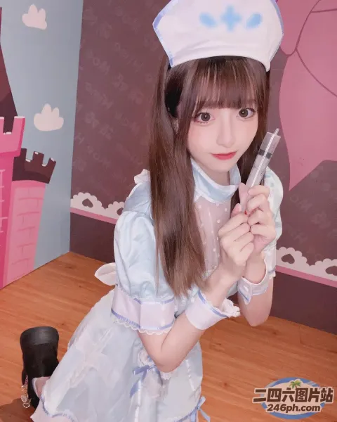 有一个穿着护士服的年轻女孩，手里拿着一个 Syssor
