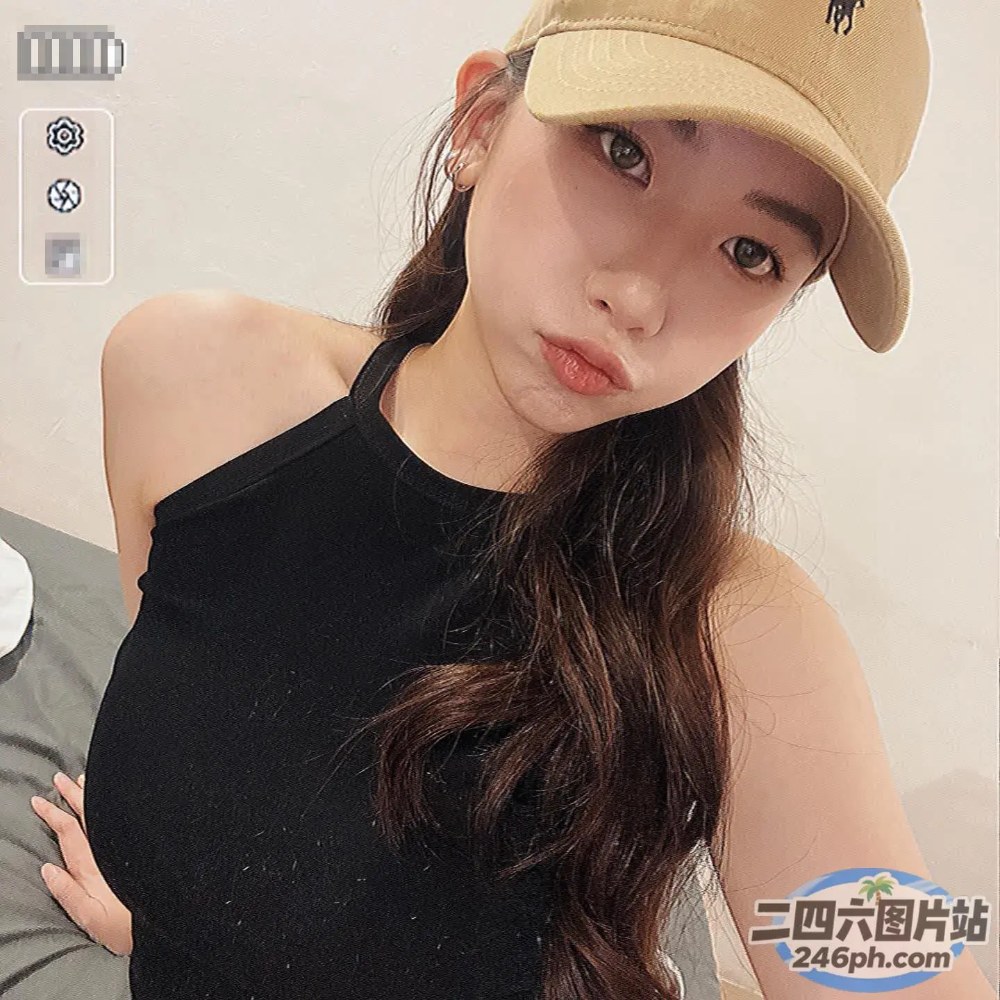 戴着棒球帽和黑色上衣的 arafed 女子合影留念
