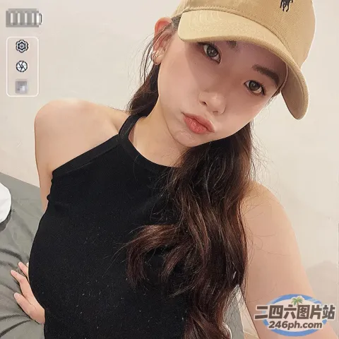 戴着棒球帽和黑色上衣的 arafed 女子合影留念