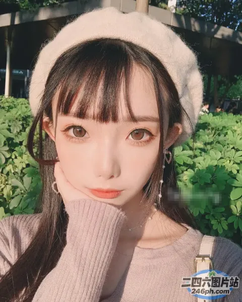 戴帽子和毛衣的人的特写