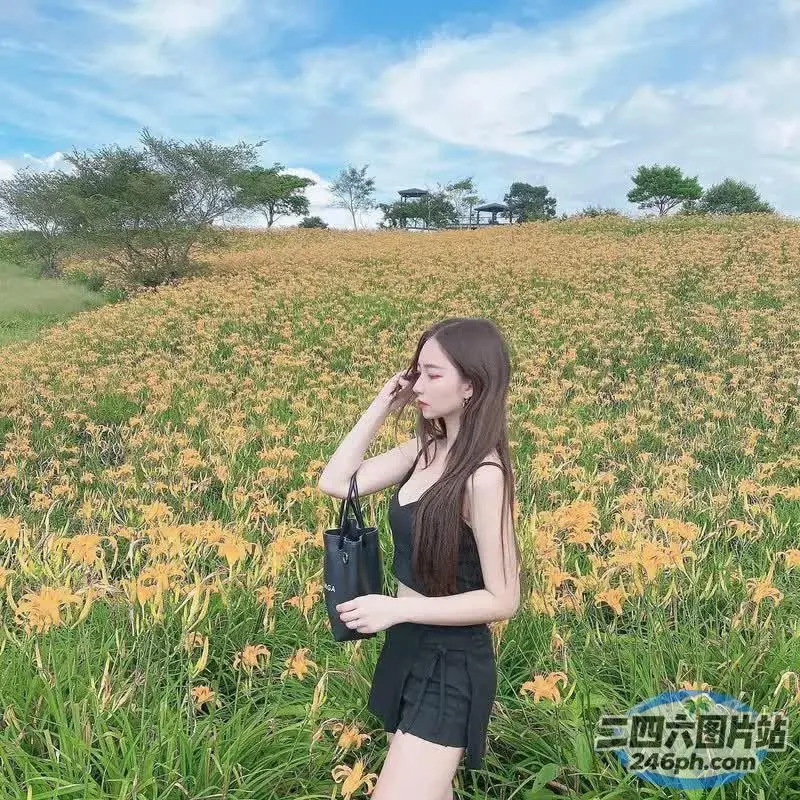 身穿黑色连衣裙的阿拉夫德女人站在花田里