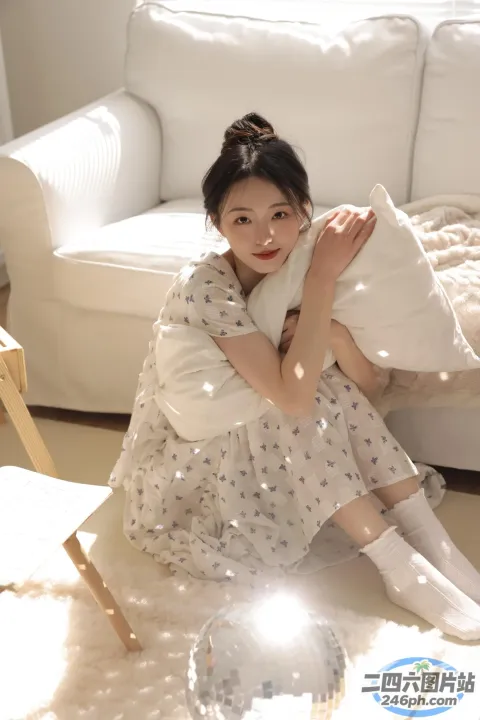 拿着枕头和枕头坐在地板上的阿拉菲女人