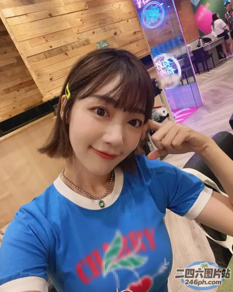身穿蓝色衬衫的 Araffe 女子正在打电话