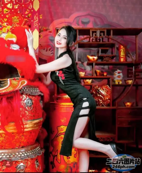 阿拉菲在中餐馆的红狮雕像前摆姿势