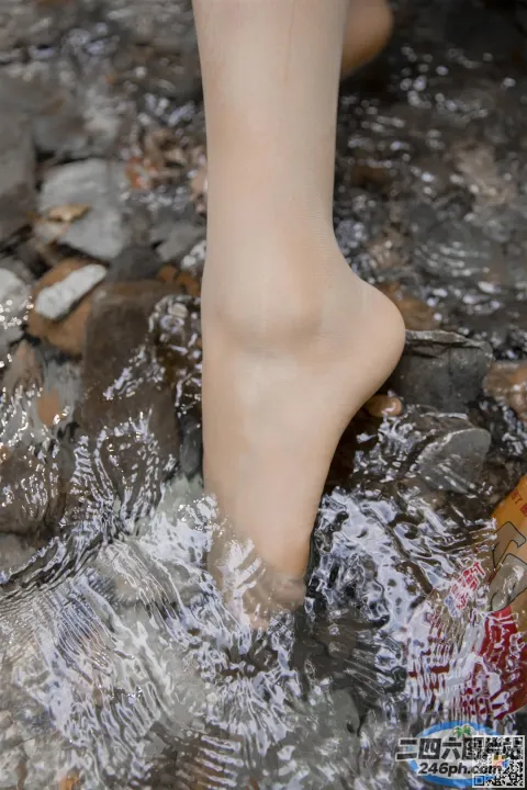 有一个人站在水流中，双脚在水中