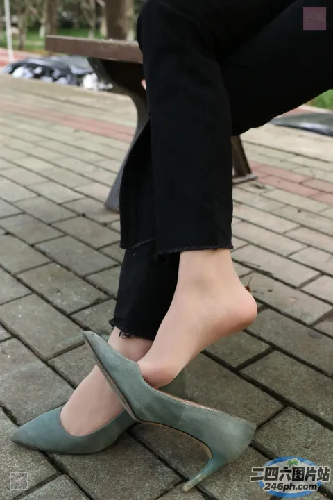 坐在长凳上的阿拉菲德女人，脚踩着一双高跟鞋