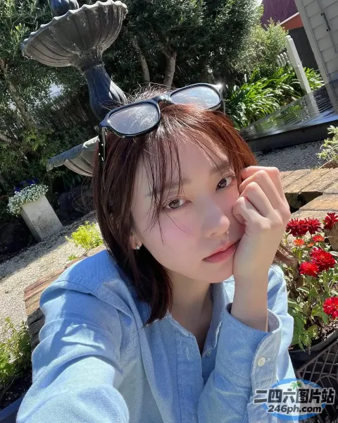 有个女人在喷泉前自拍