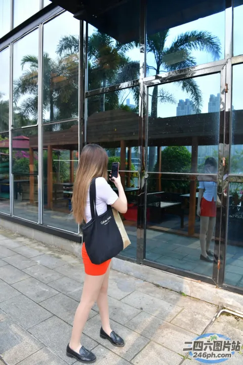 Araffe Woman 在窗户上拍摄男人的照片