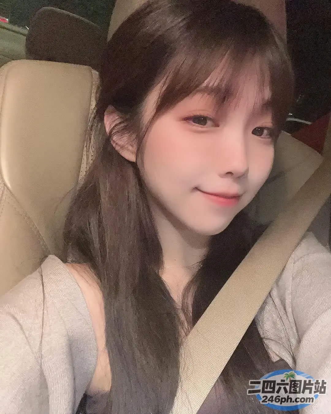 长发 araffe 女孩坐在系着安全带的车里