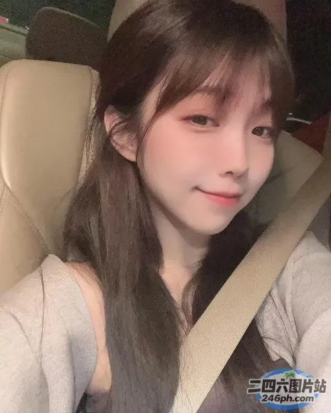 长发 araffe 女孩坐在系着安全带的车里