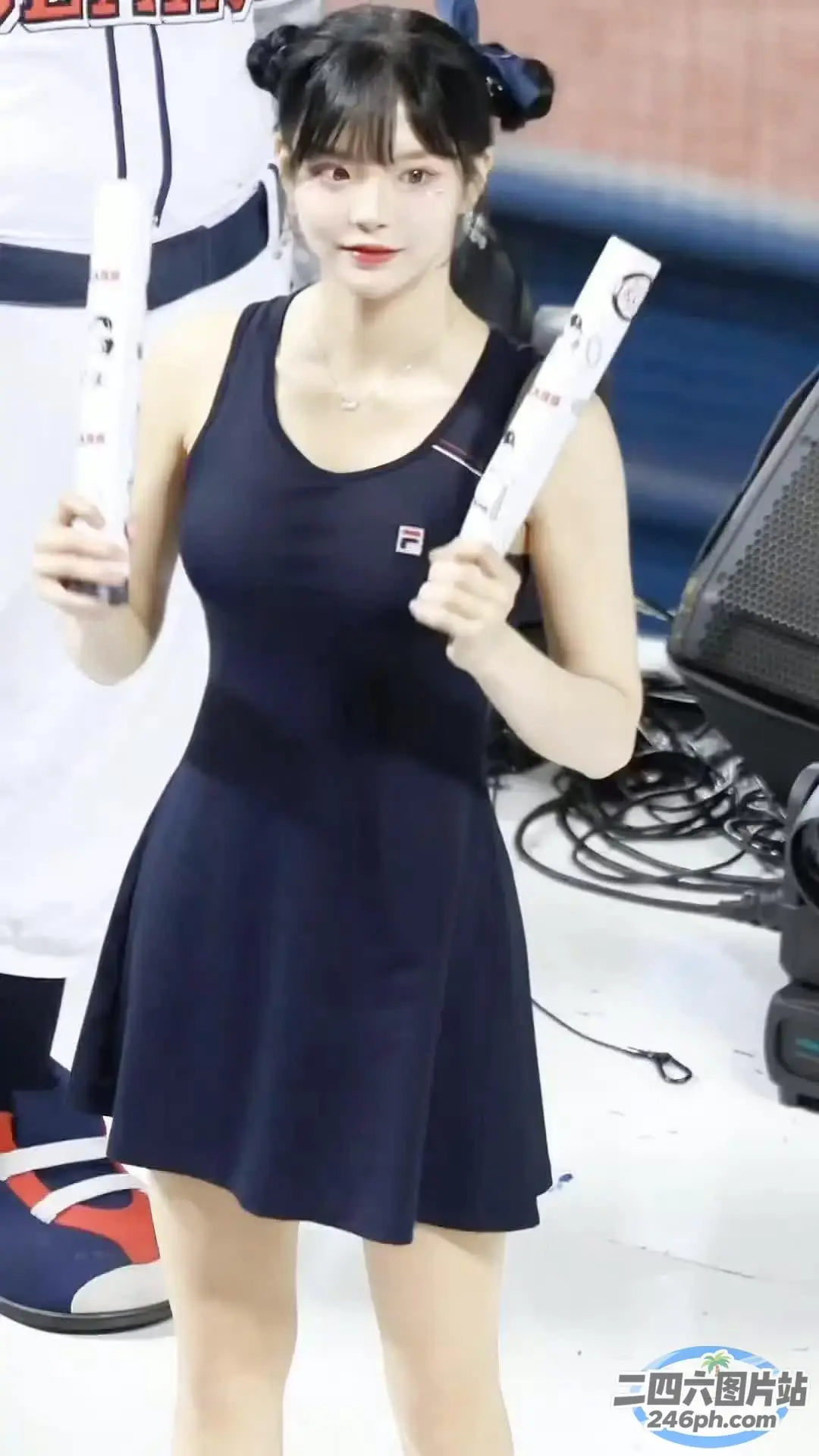 身穿黑色连衣裙的 araffe 女子手持棒球棒